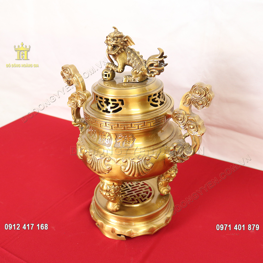 Đỉnh đồng không những giúp không gian thờ cúng nhà gia chủ thêm sang trọng hơn mà nó còn thể hiện lòng hiếu kính của con cháu đối với thế hệ cha ông đi trước